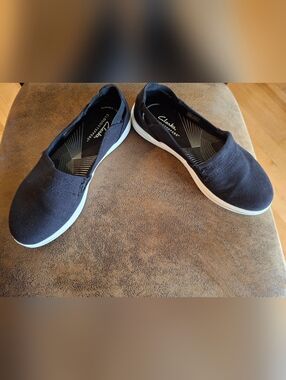 Clarks Women Cloudsteppers Black Slip-On Sneakers Size 6